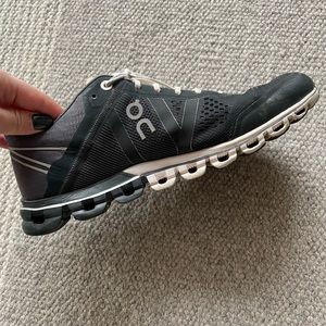 On Running CLOUDFLOW Sneakers in Size 6.5
